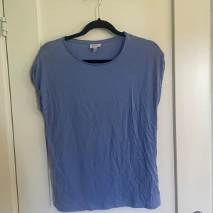 Blå t-shirt från American Apparel - Säljer en enkel och stilren blå t-shirt från Aware. Den är i storlek XS och har en normal passform. T-shirten är kortärmad och gjord av mjuk bomull, perfekt för vardagsbruk. Den är i bra skick och redo för en ny ägare. Superskön!💙