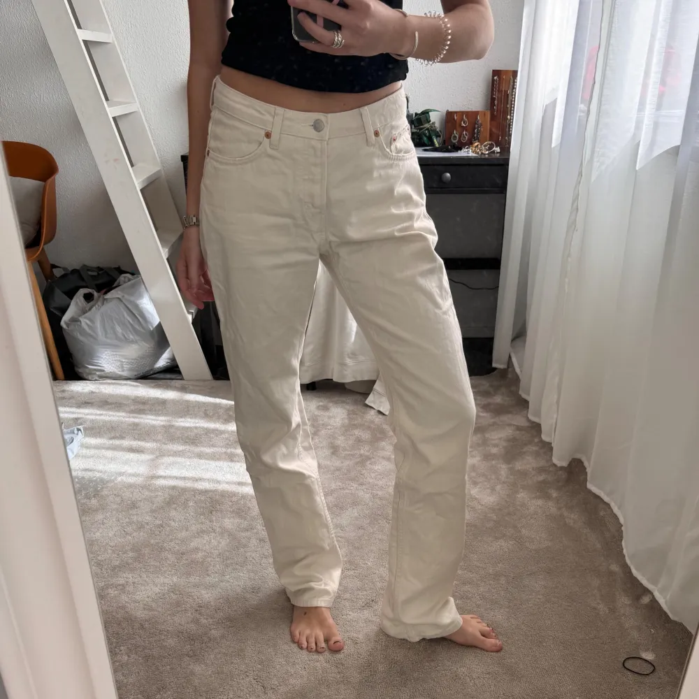 Säljer dessa weekday jeans i modellen Pin mid straight, storlek 29/34. Jeansen är små i storleken🫶 . Jeans & Byxor.