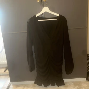 Klänning Bik Bok - Som ny ,svart klänning säljer för 175 kr