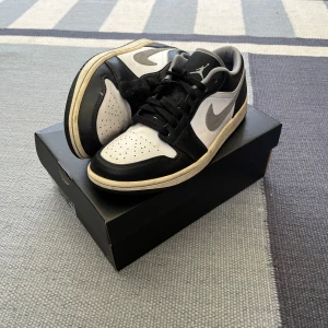 Jordan 1 - Feta och limited jordan 1, vuxit ur dem för ett tag sen och har bara stått i hyllan. Köptes från Nikes app och finns kvitto.  På högerskon finns några färgstänk som jag inte fått bort med tvål o vatten. Såklart finns lite normalt slitage, se bilder