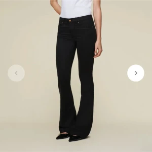 Lois jenas - Säljer mina svarta lois jenas! As snygga och passar till allt!! Nypris ca 1800