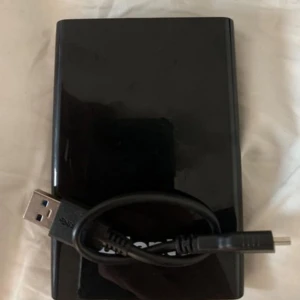 Hårddisk 1TB - Helt nytt  Oöppnad i förpackning Har 6 stycken  Ny pris 899kr  Styck pris 349kr