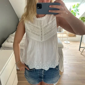 vit blus - Säljer denna super söta blus då den är för liten för mig. Passar perfekt till alla tillfällen. 
