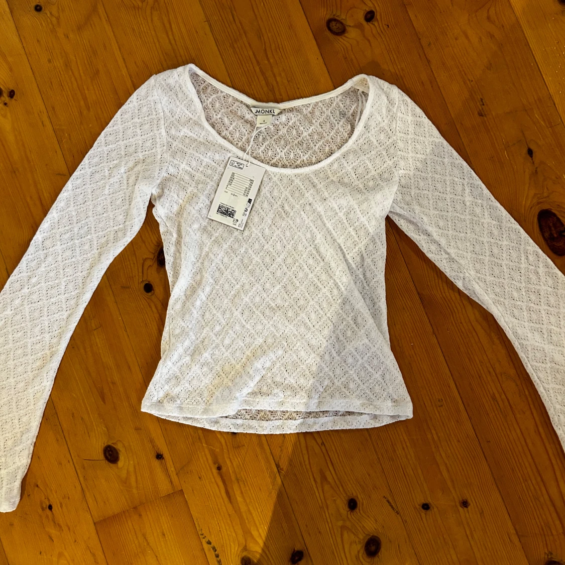 Vit fintröja från Monki