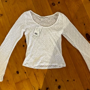 Vit fintröja från Monki - En oanvänd vit fintröja från Monki, storlek S med vida ärmar. 