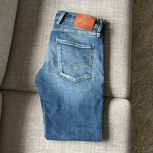 Replay Anbass W33 L32 - Tja, Säljer nu mina Replay Anbass jeans eftersom dom är för stora för mig men naturligtvis inget fel på de. Har använt de cirka 5 gånger och de finns Inge defekter. Har ni frågor så är de bara att skicka iväg ett meddelande. Mvh Elioth 