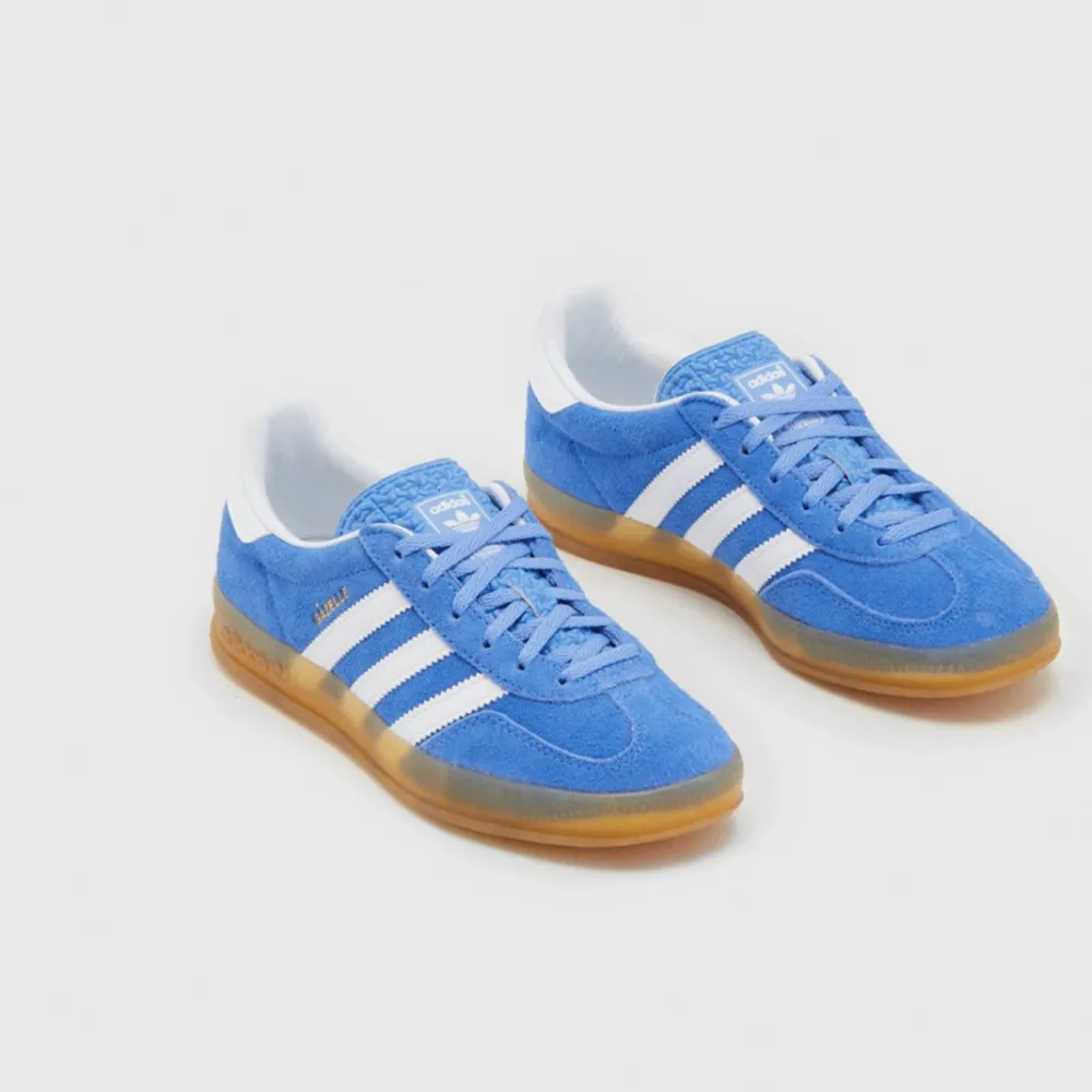 Ett par blå adidas gazelle. Vita snören på nu men tillkommer även blåa och original kartongen. Endast använda 1 el 2 gånger så relativt nya. Så snygg blå färg🩵. Skor.