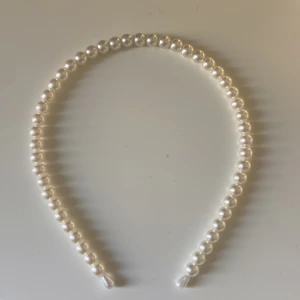 Diadem  - Gulligt diadem. Vet ej vart den e ifrån men är i bra skick. Frakt kostar 15kr 💘💘