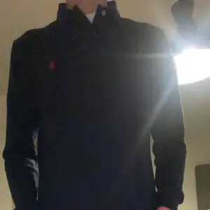 En mörkblålångärmad tröja från Ralph Lauren, skick 10/10 nypris är 1600. Modellen på bilden är 187 och väger 60kg. True to size storlek S