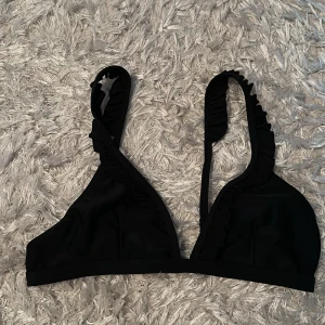 Svart bikinitopp  - Med volanger 