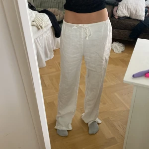 Linnebyxor  - Köpte på Sellpy för ett tag sen man har tyvärr inte kommit till användning, dom är lite långa på mig som är 164💞 de här slits längst ner som en fin detalj!
