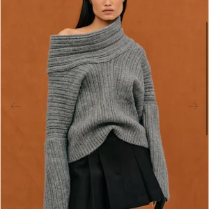 Stickad tröja  - Säljer min helt oanvända Source un known tröja i grått för att den kommer inte till användning och tycker att den är för stor på mig. Skulle rekommendera den till tjejer som är lite längre runt 170 och uppåt <3  nypris 2000kr