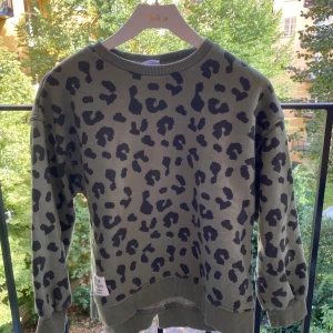 Fin leopard tröja - Säljer denna väldigt fina tröja ifrån Zara💕 Pris kan diskuteras🫶🏻 
