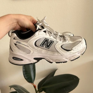 New Balance 530  - Vita New balance sneakers som är i behov av uppfräschning. Använt skick enligt bilder. Fortsatt funktionella och användbara!  Storlek 40,5 men passar mig som har 39. Nypris: 1399kr  Mitt pris: 200kr + frakt  🤍