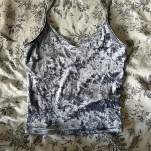 Linne - Säljer denna linne med sammet material, grå/blå