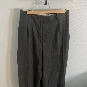 Kostymbyxor  - Mörk-gråa kostymbyxor från Zara i storlek L Baggy modell med raka ben Gott skick, väl omhändertagna  