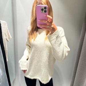 stickad tröja - stickad tröja från bikbok, superskön och inte sticksig alls! i nyskick🫶🏼🫶🏼💌