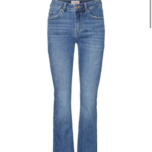 Bootcut jeans medelhög midja - Storlek XS och längd 32  Bra skick och knappt använda. Köpte dessa i butik men då jag efter ett tag inte tyckte jag passade i de💕 Priset kan diskuteras✨
