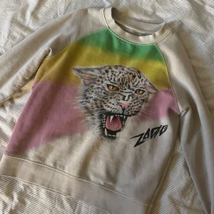 Zadig&Voltaire Tröja - En jätte fin Zadig tröja som inte kommer till användning hos mig så mycket 💕 Den är i jättebra skick och den är i storlek 146/152💕 Priset kan diskuteras! 💕 