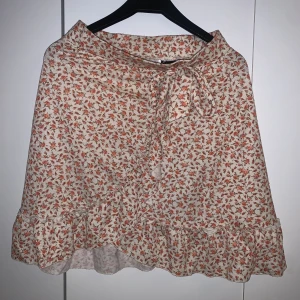 Kort kjol - Midja: 35 cm längd:  45 cm Använd väldigt få gånger! Passar även storlek M!