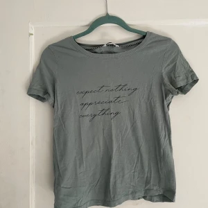 Grå t-shirt från Pigalle - Säljer en snygg grå t-shirt från Pigalle i storlek XS. Den har ett stilrent tryck på framsidan med texten 'expect nothing appreciate everything'. Perfekt för vardagsbruk och superbekväm att ha på sig. Passar bra till jeans eller kjol!