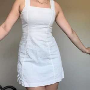 vit klänning - supersöt sommarklänning i tunt denimtyg / tjockt bomullstyg🤍🎀 knytning i ryggen