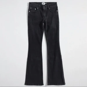 Svarta jeans - Säljer ett par svarta Bootcut jeans från Lager 157, köpte second hand men storleken blev fel. Inga defekter! De är typ mid waist. Innerbenslängd 73, midjan XS.