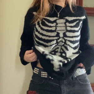 Skelett Sweatshirt  - Svart sweatshirt med skelett design. Den är oversize i storlek S men funkar absolut som M eller regular L