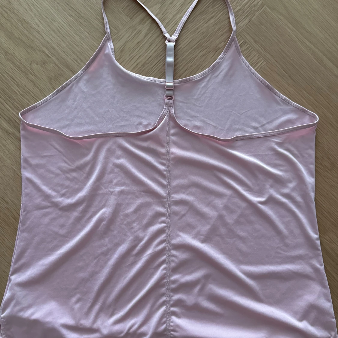 Ljusrosa linnetopp från Nike - 90