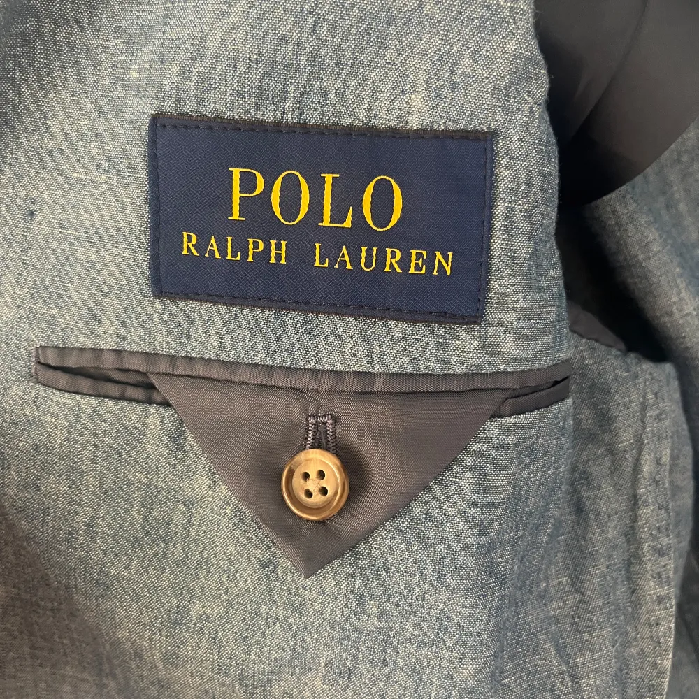 Riktigt fin Ralph Lauren kavaj i ljusblå färg. Kavajen är i perfekt skick, inga tecken på användning och i storlek 38R (S/M). Nypris 4999kr, köp för endast 999kr. Kostymer.