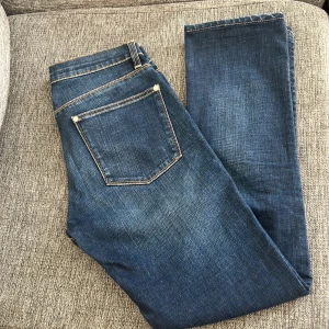 Acne Studio Jeans - Helt ny aldrig använt, om du är intresserad skriv gärna eller lämna ett pris förslag! Den är straight fit.Priset går och diskutera vid snabb affär. 