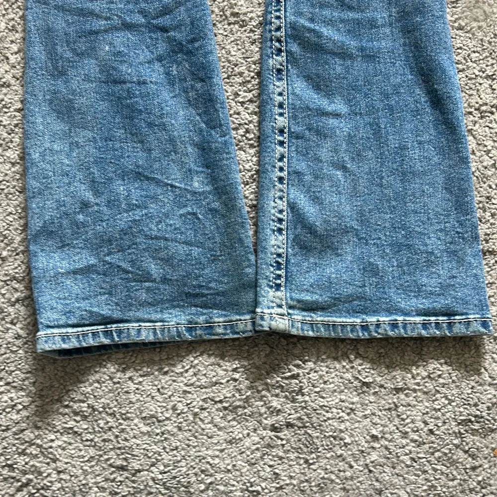 Jeansen är från Gina tricot i storlek 158. De är använda men i fint skick.. Jeans & Byxor.