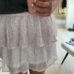 Söt blommig kjol - Säljer denna super söta blommiga kjol. Har aldrig använt har till och med prislappen kvar. Super söt till sommaren