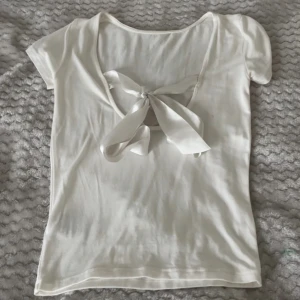 Bow top lager157 - Nu säljer jag dem här super populära slutsålda toppen från lager157 med en söt rosett där bak. Hör av dig vid intresse🤗