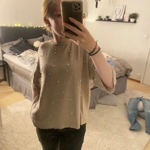 En beige tröja med pärlor - Säljer denna fina tröja då den inte kommer till användning, bra skick 