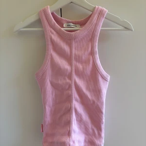 Linne - Linne från nicki studios i superfin rosa färg. Storlek m, men liten i storleken så jag skulle säga att det är mer som s💕