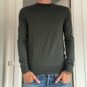 Merino tröja - Säljer nu en grön merino ull tröja. Den är i 9/10 skick och storleken är M. Säljes för endast 250kr. Skriv vid frågor eller funderingar.  