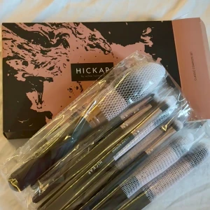 Hickap borstset helt oanvända - Hickaps Classic Complete Set som innehåller 10 borstar. Alla borstar är helt oanvända och i orginalförpackningen. Kostar 849 på hickaps hemsida.