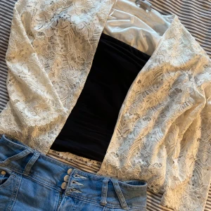 Vit spets kofta🤍 - Vit så snygg spets kofta perfekt för att förgylla en outfit💕