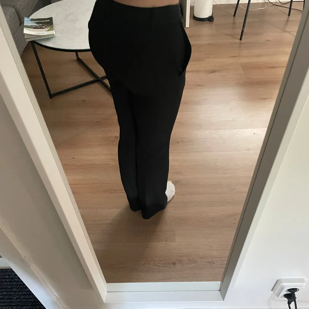 Säljer nu dessa populära Low Waist kostymbyxor från bikbok i storlek 34, super fint skick men täcken på användning💗nypris 499. Jeans & Byxor.