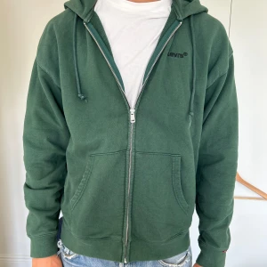 Levis hoodie - Hoodie i bra skick. Storlek M