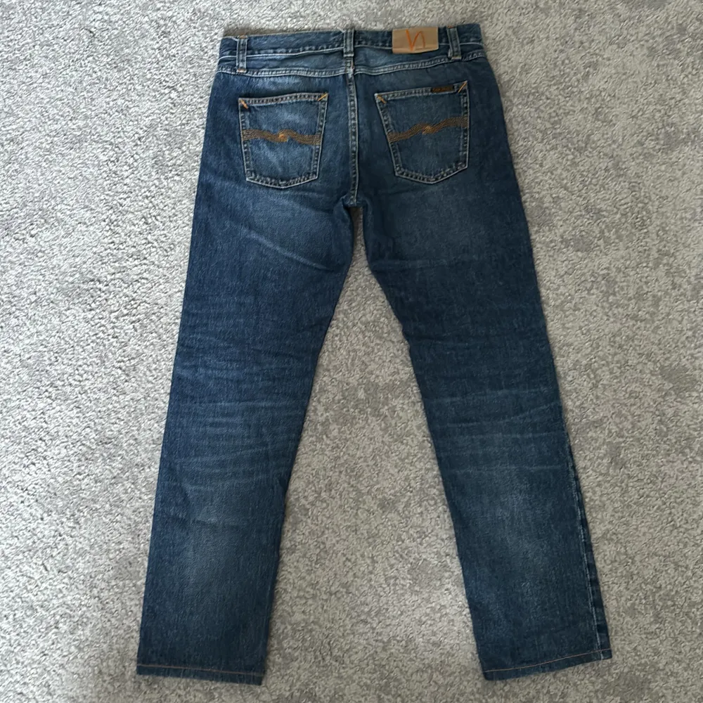 Nudie jeans i bra skick. Jeansen är uppsydda till 28-29L.. Jeans & Byxor.