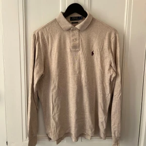 Ralph Lauren piké M - Mycket fin Ralph Lauren piké i färgen beige. Storlek M och felfri. Nypris 1295kr, köp för endast 449kr👏