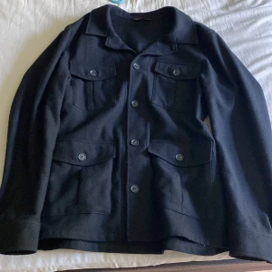 Oscar Jacobson overshirt - Säljer nu denna väldigt stilrena och classica oscar Jacobson overshirten. Detta plagg är ett väldigt bra tillägg till äns garderob för att utveckla äns outfit. Storleken är L och passar true to size. Og pris 2800, mitt pris 1000kr!