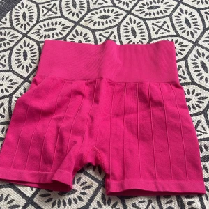 Träningsshorts - Rosa träningsshorts från Hm i storlek xs! Säljer pga att de är för små, de är i bra skick och använda ksk 3 -4 ggr ! Säljer de billigt eftersom att det är ett hål som man ser på sista bilden!💕 priset går alltid att diskuteras!💕