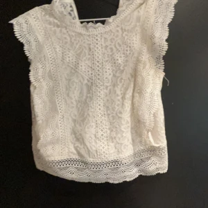 En vit blus - En jätte fin blus kommer bara inte till användning. Den hade ett hål. Men de har vi sytt de syns knappt. Den har storlek L fast den är väldigt liten i storleken och jag har storlek s och den passar mig jätte bra 