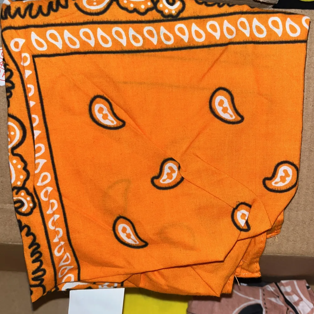 Säljer ett set med fyra färgglada bandanas i olika mönster. En röd, en orange, en gul och en smutsrosa Perfekta för att liva upp din outfit!. Muu.