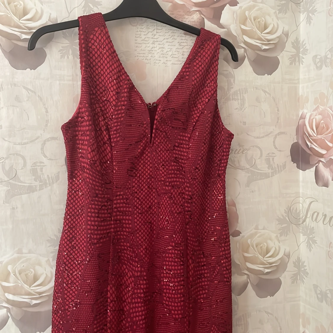 Röd glittrig långklänning