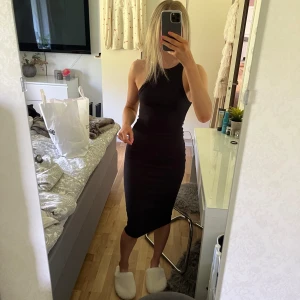 Zara klänning - Jättefin användbar klänning fråm zara som funkar att ha både som på första och andra bilden👌🏼🥰 storlek S i ett stretchigt tyg