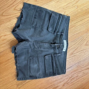 Lågmidjade shorts - Säljer dessa shorts från A&F. Går att klippa till önskad längd på benen. De är i fint skick och säljs inte längre